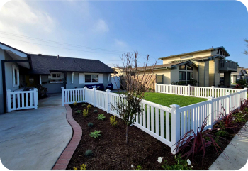 Vinyl fence around a front yard