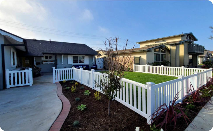 vinyl fence around a house front lawn